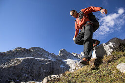 Ein Bergsteiger beim Abstieg, Rätikon, Schweiz