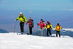 Eine Gruppe Skitouristen steigt auf mit Skiern und Fellen zum Gipfel des Popova Kapa, Bulgarien, Rila Gebirge, Europa, MR