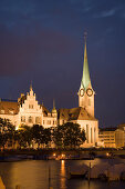 Blick über der Limmat bei Nacht Richtung Fraumünster und Kirche St. Peter, Zürich, Kanton Zürich, Schweiz