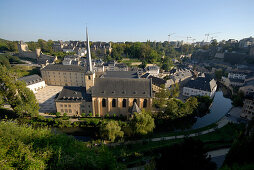 Kirche in der Altstadt unter blauem Himmel, Stadtteil Grund, Luxemburg, Luxemburg, Europa