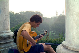 Junger Mann spielt Gitarre, Monopteros, Englischer Garten, München, Bayern, Deutschland