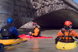 Kayakfahren auf der Isar an der Wittelsbacher Brücke, Muenchen, Munich, Bayern, Deutschland, Reise, Hochwasser