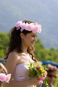 Junge Frau ist gekürte Rosenkönigin, Rosenfest zur Rosenernte, Karlovo, Bulgarien