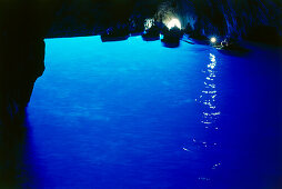 Touristenboote, Blaue Grotte, Insel Capri, Kampanien, Italien