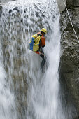 Canyoning, Guide beim Abseilen, Hachleschlucht, Haiming Tirol, Österreich