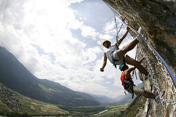 Zwei Männer klettern in Spinnennetz bei Crazy Eddy in Silz, Haiming im Hintergrund, Tirol, Österreich