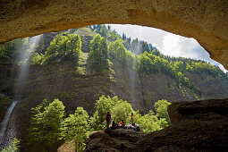 Wanderer rasten bei einer Grotte, Ofenloch, Kanton St. Gallen, Schweiz