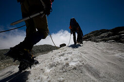 Bergsteiger laufen über Gletscher, Walliser Alpen, Kanton Wallis, Schweiz, MR