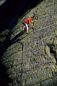 Klettern am Sustenpass,  Berner Oberland, Schweiz, Alpen, Europa. Ein Mann klettert die  Route Goldregenpfeiler, 6a, Sektor Steingletscher, MR.