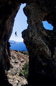 Abseilen, Seil, Silouette, Kalymnos, Griechenland, ein Kletterer seilt ab in einer Grotte über dem Meer. Agäis, Europa