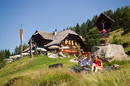 Ein Paar macht ein Picknick in der Nähe von der Lammersdorfer Hütte 1650 m, Lammersdorf in der Nähe von Millstatt, Kärnten, Österreich