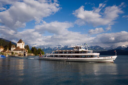 Ausflugsschiff auf dem Thunersee, Schloss Oberhofen im Hintergrund, Berner Oberland, Kanton Bern, Schweiz