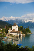 Schloss Oberhofen am Thunersee, Eiger (3970 m), Mönch (4107 m) und Jungfrau (4158 m) im Hintergrund, Oberhofen, Berner Oberland, Kanton Bern, Schweiz