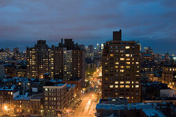 Blick auf beleuchtete Hochhäuser bei Nacht, Manhattan, New York, USA
