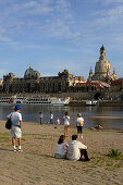 Blick über die Elbe auf Brühlsche Terrasse und Frauenkirche, Dresden, Sachsen, Deutschland