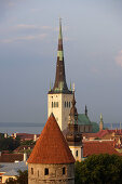 Altstadt von Tallinn von der Aussichtsterrasse in der Rohukohtu-Strasse. Ein Turm der Befestigungsmauern vorne, dahinter das Michaelskloster und die Olaikirche, Tallinn, Estland