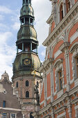 Schwarzhäupterhaus und Kirchturm der Petrikirche, Riga, Lettland, Europa