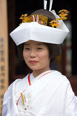 Bride in traditional costume in front of the Asakusa Temple, Tokyo, Japan, Asia