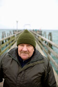 Mann auf Seebrücke an der Ostsee, Mecklenburg-Vorpommern, Deutschland