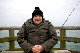 Mann auf Seebrücke an der Ostsee, Mecklenburg-Vorpommern, Deutschland