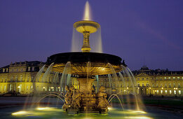 Beleuchteter Springbrunnen auf dem Schlossplatz bei Nacht, Stuttgart, Baden-Württemberg, Deutschland, Europe