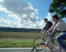 Junges Paar bei einer Fahrradtour, bei Hameln, Weserbergland, Niedersachsen, Deutschland