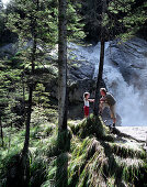 Vater und Tochter am Wasserfall Simmenfällen, Simmental, Berner Alpen, Kanton Bern, Schweiz