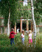 Kinder im Garten, winken Mutter in der Badescheune, Gäste im Garten des Wellnesshotels, Seehotel Neuklostersee, Mecklenburg-Vorpommern, Deutschland