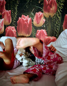Zwei Mädchen toben auf Bett, Hotelzimmer, Fototapete, Wellnesshotel, Seehotel Neuklostersee, Mecklenburg-Vorpommern, Deutschland