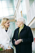 Junge Frau hilft alter Dame, Unterstützung, Pension, Fürsorge
