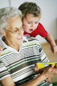 Oma und Enkel lesen Buch, Kind, Familie, Generationen