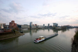 Fahrendes Schiff, Zollhafen, Medienhafen, Neuer Zollhof, Düsseldorf, Nordrhein-Westfalen, Landeshauptstadt, Deutschland