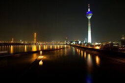 Medienhafen in Düsseldorf bei Nacht mit Fernsehturm, Rheinturm im Hintergrund, Nordrhein-Westfalen, Landeshauptstadt in NRW, Deutschland