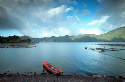 Der Batursee, Bali, Indonesien, Asien, rotes Boot aus Holz, Wasser, Bergkulisse, Kratersee, Sehenswürdigkeit, Reise, Fernreise, exotisch, Landschaft, Kieselsteine, Ufer, Fischernetze, fischen, Nahrung, Wolken, Stimmung, einsam, Ruhe, ausspannen, keine Men