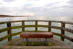 Sitzbank auf Seebrücke an der Ostsee, Dierhagen, Mecklenburg Vorpommern, Deutschland