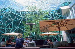 Federation Square ist als Ort konzipiert an dem Menschen zusammen kommen. Neben einigen Museen und Sammlungen beherbergt es auch Pubs, Cafes und Restaurants. Es befindet sich Downtown von Melbourne, Victoria, Australien