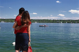 Junges Paar steht am Starnberger See, Bayern, Deutschland