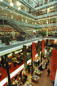 Innenansicht, Dussmanns Buchhandel mit Weihnachtsbeleuchtung, Berlin, Deutschland