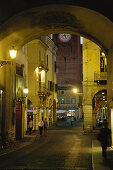 Portici Broletto, Blick auf Piazza delle Erbe, Mantua, Lombardei, Italien