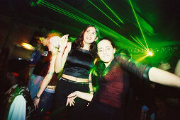 Junge Frauen in Diskothek Les Bains Douche, Feiern, Tanzen, Nachtleben, Paris, Frankreich