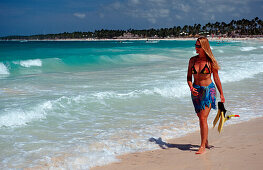 Frau schlendert am Sandstrand, Catalina Insel, Karibik, Dominikanische Republik