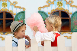 Kinder (3-5 Jahre) essen rosa Zuckerwatte