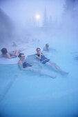 Ein Paar entspannt sich im Thermalbad, Banff, Cascade Mountain, Alberta, Kanada