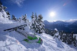 Skifahrer liegt im Schnee, Lake Louise, Alberta, Kanada