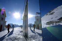 Skifahrer und Skihütte Bella Vista spiegeln sich in einer Fassade, Schnalstal, Südtirol, Italien