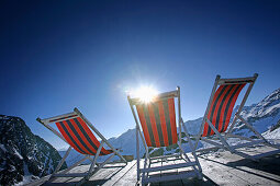 Drei Liegestühle, Skihütte Bella Vista, Schnalstal, Südtirol, Italien