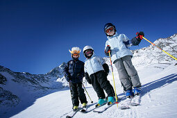 Drei Kinder auf der Piste, Lazaun Bergstation, Schnalstal, Südtirol, Italien