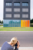 Frau fotografiert das bunte Gebäude, Luxemburg