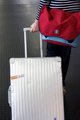 Frau mit Alumium Koffer am Flughafen, Luxemburg