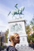 Junge Frau am Knuedler (Wilhelmsplatz), Reiterstandbild Wilhelms II im Hintergrund, Luxemburg, Luxemburg